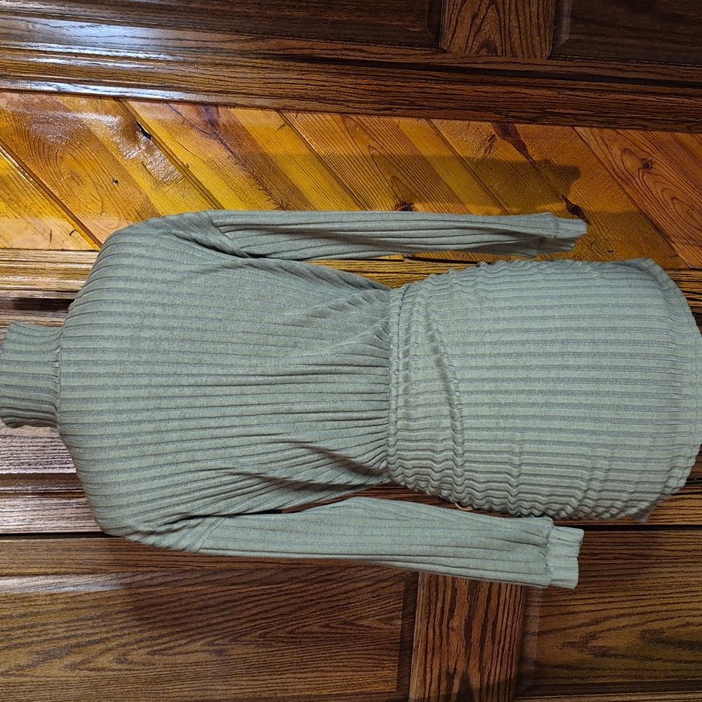 Olive Ribbed Turtleneck Sweater - Picture 3 of 3